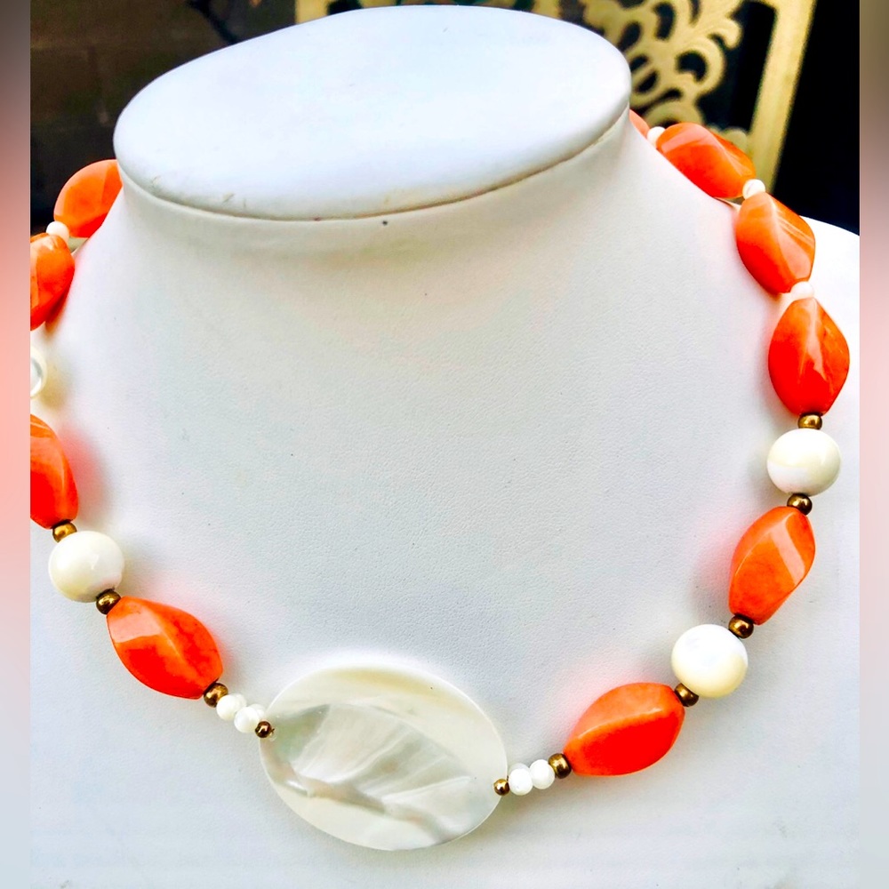 Vtg CHOKER Big Carnelian with cultured pearls and mother of pearl at the center